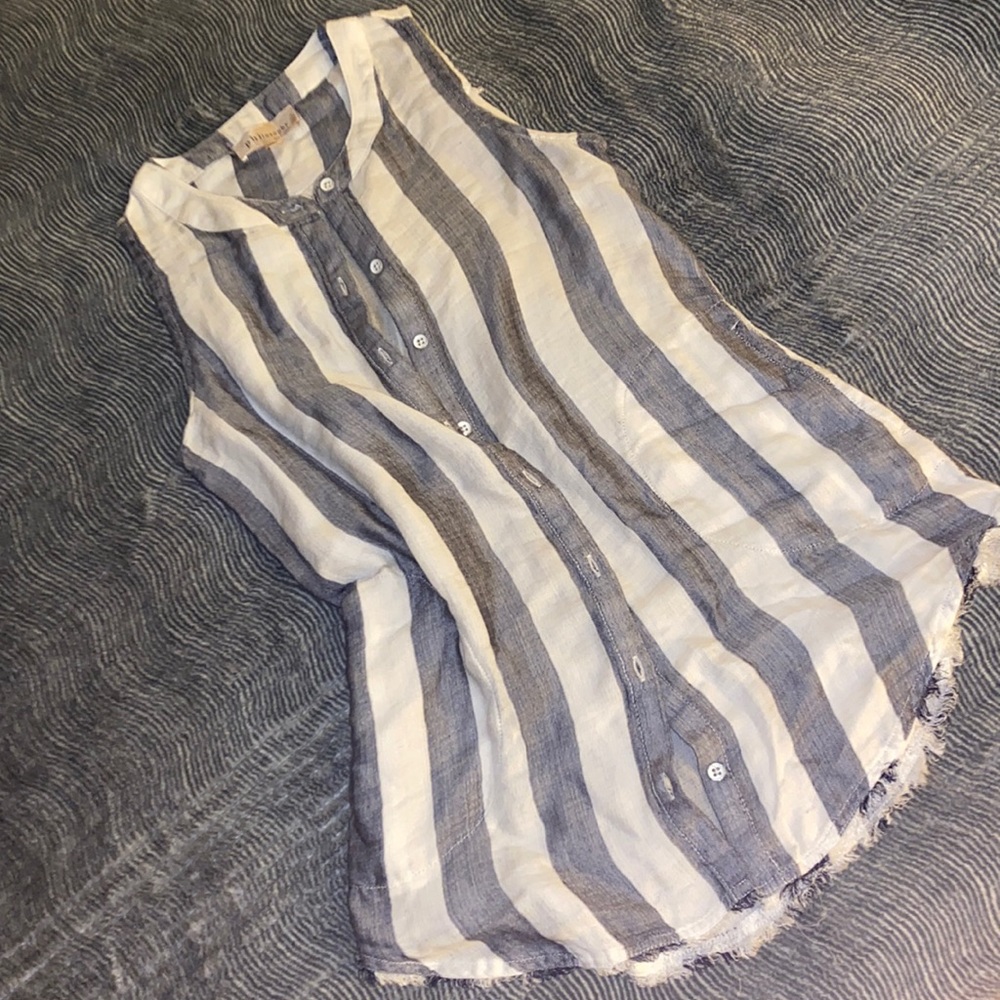 Philosophy sleeveless button up Xs pocketed T